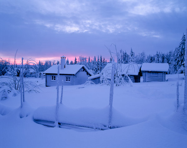 Hus i vinterlandskap.