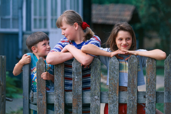 Barn vid staket.