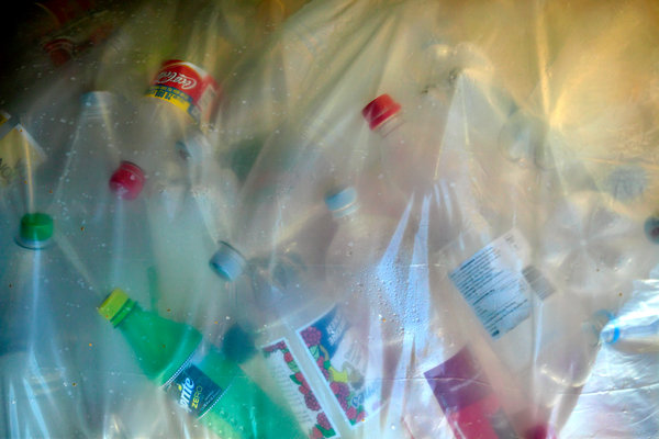 Plastflaskor i plastpse.