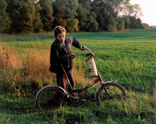 Pojke med mjlkkrl p cykel.