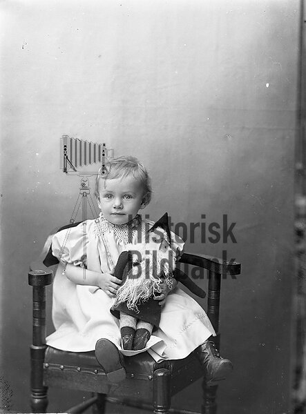 J�NSSON, FLICKA