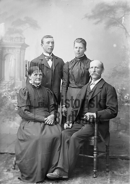 LINN�, EMANUEL OCH JOHANNA MED FAMILJ