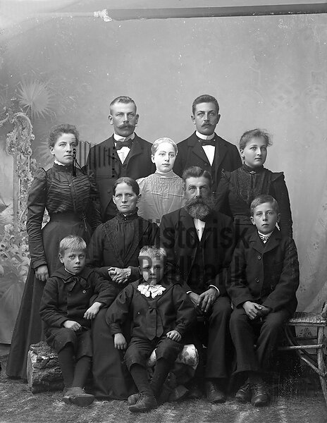 M�NSSON, AUGUST o HANNA - FAMILJEBILD