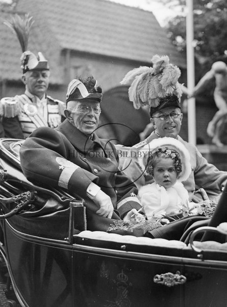 Kung Gustav V samt kronprins Gustaf VI Adolf med prinsessan Mar