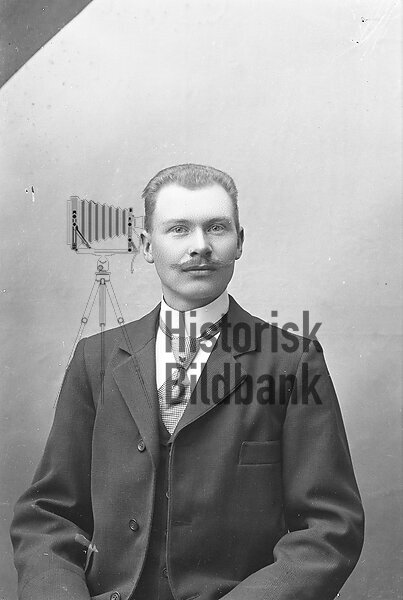 �HS, HERMAN