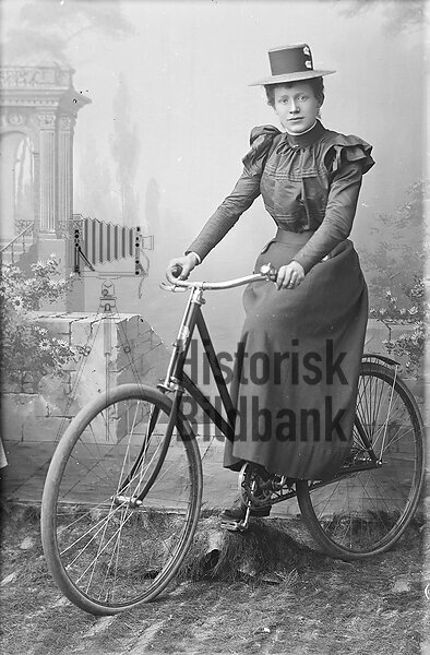 ANDERSSON, HILMA  P� CYKEL