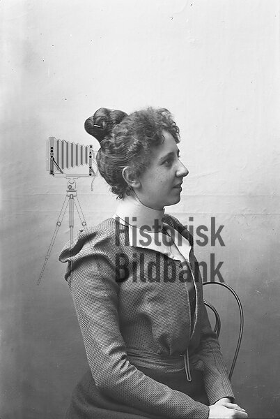 ALBIN, OKTAVIA MODIST
