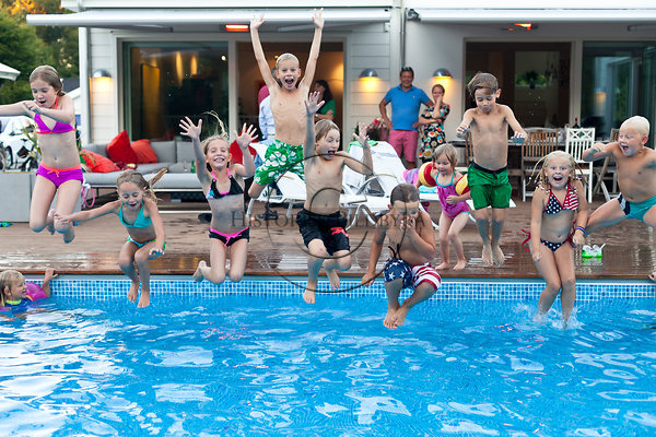 Barn som hoppar i poolen