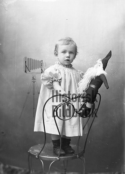 J�NSSON, FLICKA
