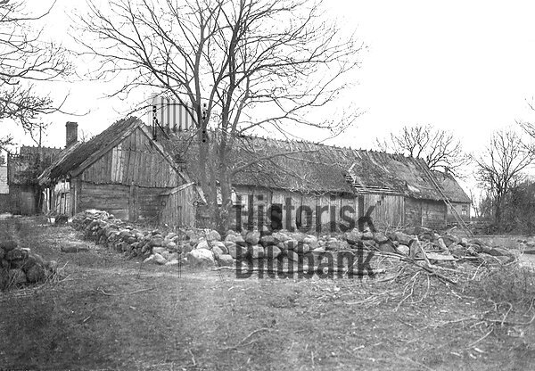 G�rden f�re ombyggnad till museum. Utedasset revs senare. Fotograf ok�nd.
