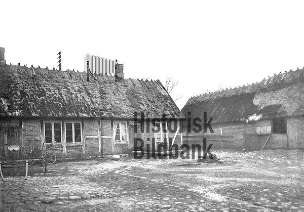 G�rdsplanen med tr�skeladan som revs vid museets f�rdigst�llande 1918 Fotograf ok�nd