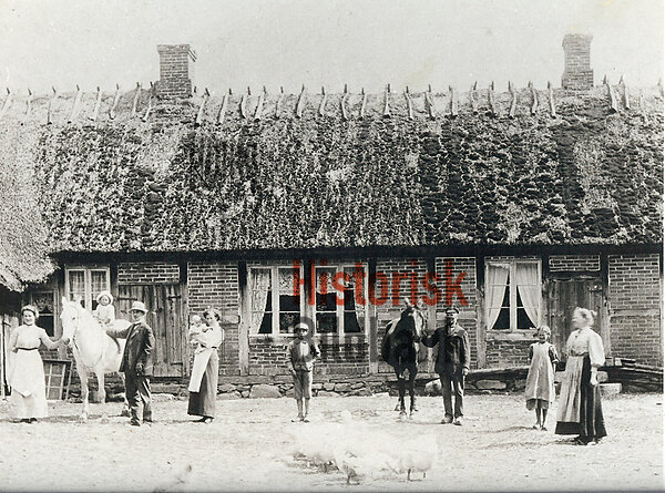 Fotot taget framf�r G�stgiveriet. Fr v: piga, Nils p� h�sten, pappan Parker Lilja i vitt hatt, hans fru Esther h�ller Gu