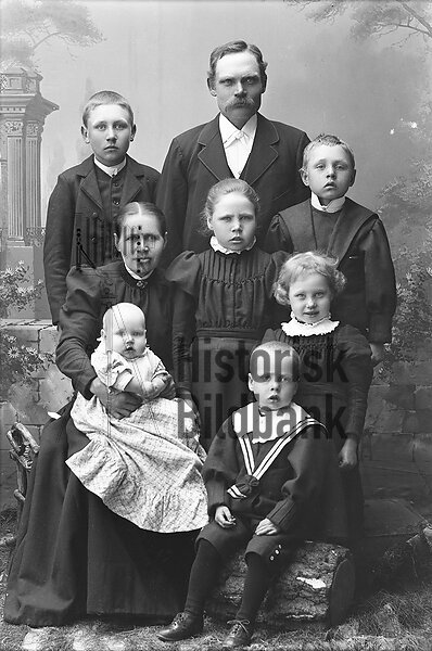 J�NSSON, JOHANNES  MED FAMILJ