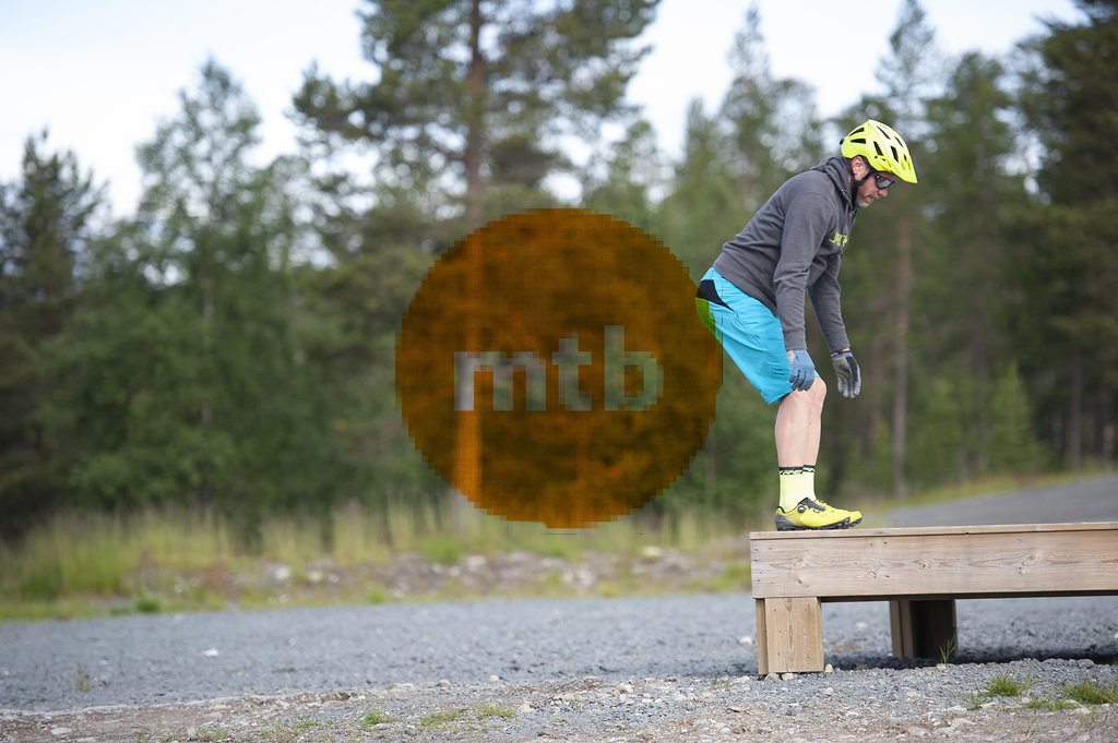 Cyklist visar r�tt cykelteknik vid hopp upp till kant (utan cykel)