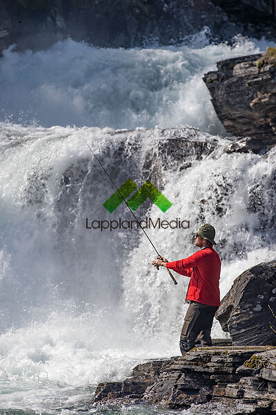 Fiske vid vattenfall norr om Abisko :Fishing next to a water fall, Abisko, Sweden