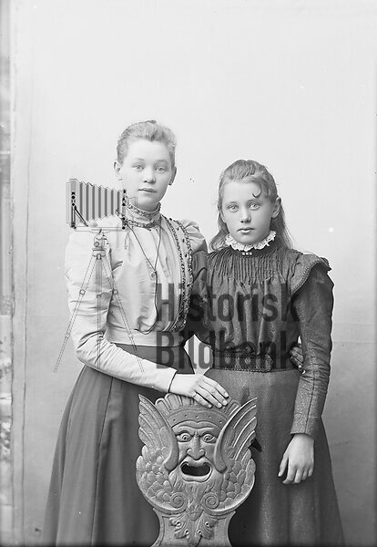 HAMMARLUND, CLARA OCH EMMY