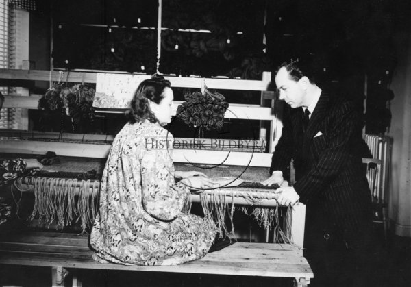 Sigvard Bernadotte pratar textilteknik med "miss Sweden"